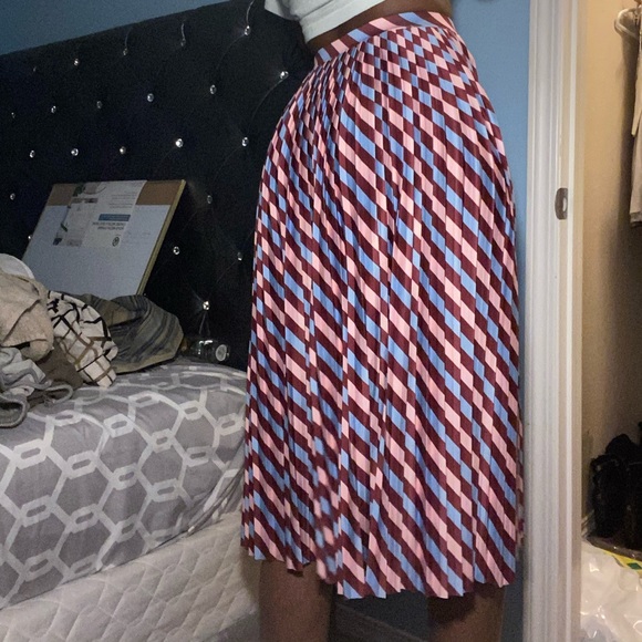 Knee length float skirt - Picture 2 of 6